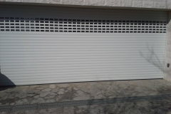 fehér színű redőny garázskapu