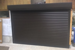 Sötét redőnyös garázskapu