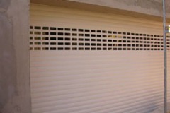 fehér redőnyös garázskapu