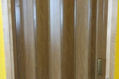 Fa erezetes harmonikaajtó