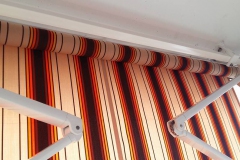 Csíkos könyökkaros napellenző