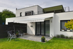 tokozott napellenző védőtetővel