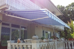 Kék-fehér csíkos napellnző