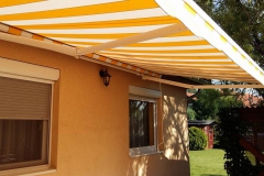 Sárga-fehér csíkos napellenző