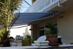 Kék csíkos napellnző