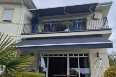 napellenző ponyvacsere közben