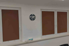 Sötét színű roletta