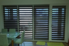 sötét színű sávroló