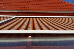 csíkos motoros árnyékoló