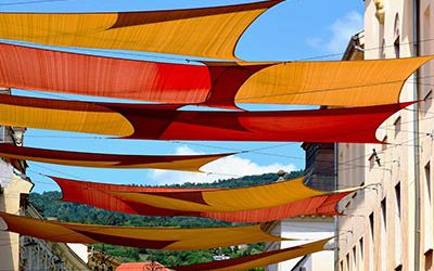 Nyári árnyékolás : napellenző és napvitorla, a legkisebb terasztól a vendéglők kerthelyiségéig